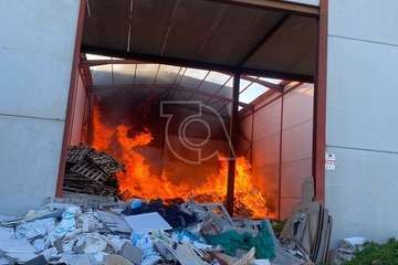 Los bomberos emplean más de 200.000 litros de agua y 9 horas de trabajo para sofocar el incendio de El Goro/TA.